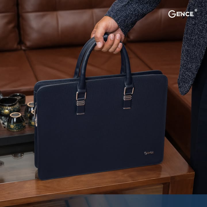 Cặp da nam cao cấp CGL07 màu xanh navy da bò Taiga đặt trên bàn làm việc