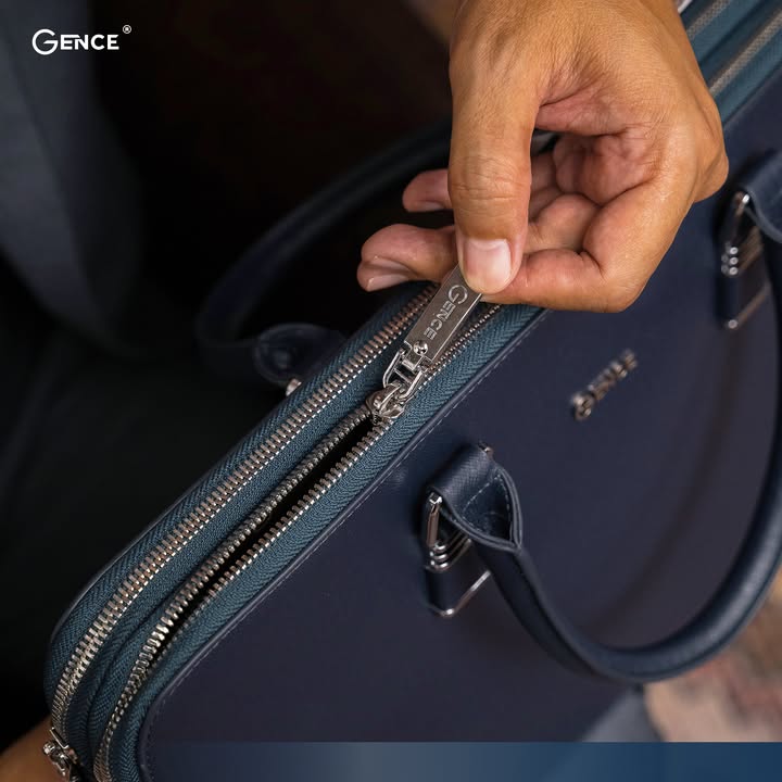 Cận cảnh khóa kéo đôi và quai xách trên túi xách da nam Gence CDX18