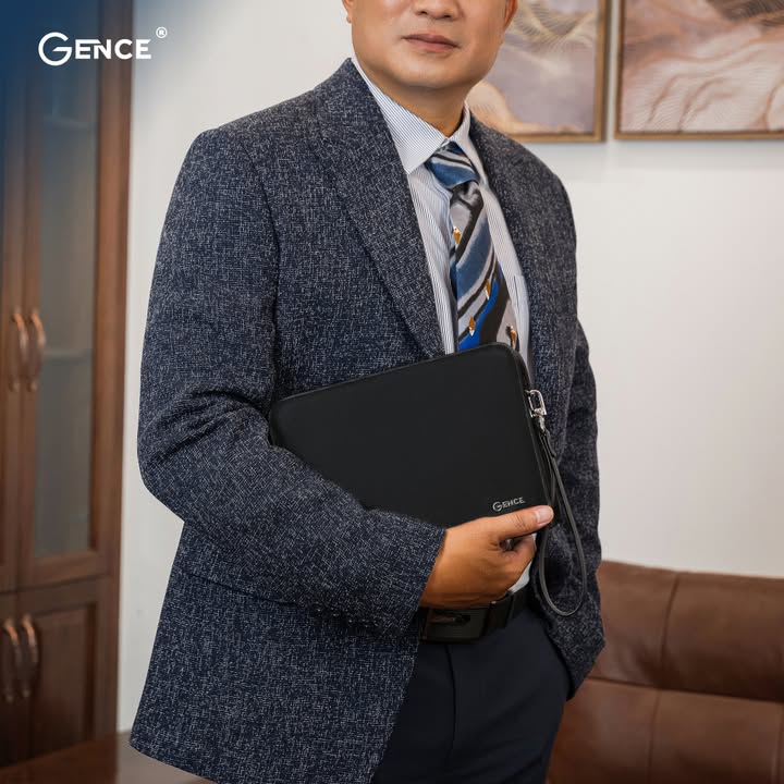 Ví cầm tay nam CK14 da bò Taiga màu đen khóa số cầm cùng vest công sở